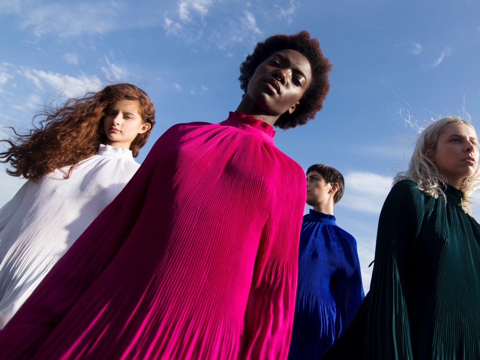 4 femmes habillées en couleur