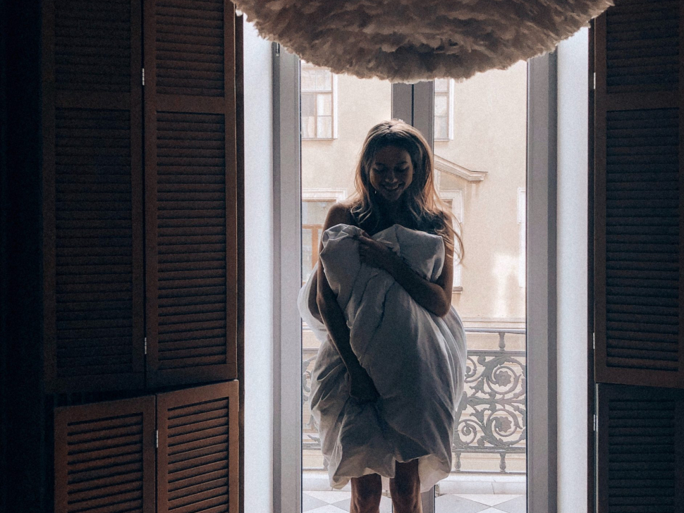 femme avec un coussin