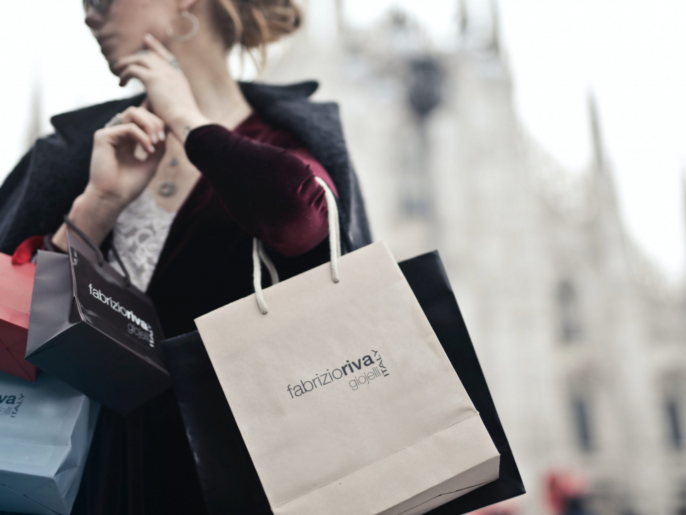 femme tenant des sacs shopping